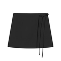 Detalle de minifalda negra cruzada con lazo lateral y silueta de línea A elegante y moderna - XS / Vestido Negro