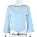 Dettaglio del top azzurro aderente con orlo curvo e rifiniture in pizzo bianco elegante - S / Blu