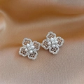Dettaglio macro di orecchini a fiore traforati in argento con perle su seta color champagne - Clip per orecchio - Argento