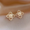 Macro di orecchini a fiore placcati oro 18K con perle e cristalli su raso lucido - Clip per orecchio - Oro
