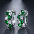 Vue macro détaillée de boucles d'oreilles argentées avec zircon vert et cristaux blancs - 6. Platine + Blanc + Vert