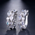 Gros plan de boucles d'oreilles créoles C argentées avec zircons ronds et en poire - 3. Platine + Zirconium Blanc