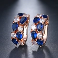 Detail von Roségold-Ohrringen mit birnenförmigen blauen Kristallen und Zirkonia - 7. Roségold + Weiß + Blau