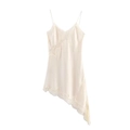 Détail de la robe nuisette en satin ivoire avec dentelle délicate et ourlet asymétrique - XS / Blanc Cassé