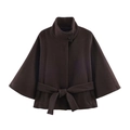 Capa corta de lana marrón oscuro con cuello alto y cinturón en vista plana profesional - XS / Café Oscuro