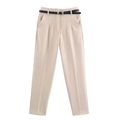 Detalle de pantalón beige de tiro alto con pinzas y un cinturón negro delgado - XS / Albaricoque