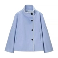 Cappotto corto in lana celeste da donna con collo alto e bottoni neri asimmetrici - S / Blu Chiaro