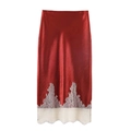 Eleganter roter Satin-Midirock mit weißem floralem Spitzenbesatz am Saum für Damen - S / Burgunderrot