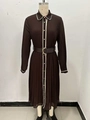 Detalle de vestido midi plisado marrón chocolate con botones dorados y cinturón a juego - XS / Marrón Oscuro