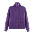 Elegante cardigan in maglia viola con collo alto, bottoni in legno e dettagli a costine - S / Viola