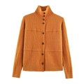 Dettaglio della maglia lavorata del cardigan senape con colletto a costine e bottoni marroni - S / Arancione