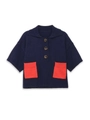 Détail d'un pull en tricot bleu marine à manches courtes avec poches rouges et col à revers - S / Bleu marine