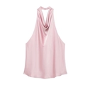 Détail du haut licou en satin rose pâle montrant le col bénitier et le tissu brillant - Rose