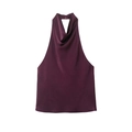 Détail du haut dos nu en satin bordeaux avec un élégant col bénitier et sans manches - Bordeaux
