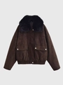 Detail einer dunkelbraunen Wildlederjacke mit schwarzem Pelzkragen und silbernen Druckknöpfen - XS / Kaffeebraun