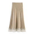 Dettaglio della gonna midi in raso color champagne con bordo in pizzo bianco sull'orlo - XS / Cachi