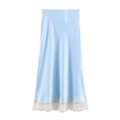 Elegante gonna midi in raso azzurro con bordo in pizzo bianco e taglio a trapezio setoso - XS / Celeste