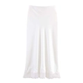 Dettaglio gonna midi in raso bianco con bordo in pizzo elegante e texture setosa - XS / Bianco