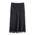 Dettaglio elegante gonna midi in raso nero con bordo in pizzo a ciglia sulla parte inferiore - Nero