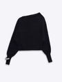 Détail d'un pull en maille noire à épaule dénudée avec poignets et ourlet côtelés sur blanc - S / Noir