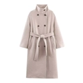 Dettaglio del cappotto di lana avena con bottoni doppiopetto e cintura in vita coordinata - XS / Bianco Sporco