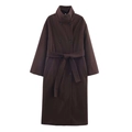 Dettaglio del cappotto doppiopetto marrone scuro con collo alto e cintura in vita - XS / Marrone