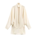 Vestido corto elegante de satén marfil con cuello bufanda y mangas murciélago - XS / Blanco Roto