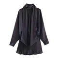 Detalle de vestido corto de satén negro con elegante cuello alto y bufanda drapeada - XS / Negro
