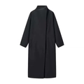 Dettaglio del cappotto nero in lana con collo alto, abbottonatura nascosta e tasche - S / Nero