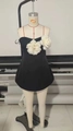 Detalle de un minivestido negro con grandes adornos florales blancos en 3D en el pecho - XS / Negro