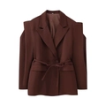 Détails d'un blazer marron foncé avec épaulettes et ceinture nouée pour cintrer la taille - Marron