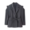 Détail d'un blazer gris cintré avec épaules structurées et revers à encoche classique - Gris
