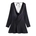 Détail d'une mini-robe en satin noir avec col bénitier drapé et texture soyeuse brillante - Noir