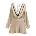 Detail des champagnerfarbenen Satin-Kleides mit Wasserfall-Ausschnitt und Glanz - XS / Khaki