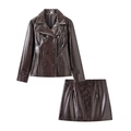 Set in ecopelle marrone lucida con giacca doppiopetto e minigonna in posa piatta - Taglia S / Marrone