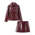 Dettaglio del set due pezzi bordeaux lucido con giacca e gonna a trapezio in ecopelle - Taglia S / Rosso