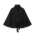 Dettaglio cappotto a mantella nero con collo alto a doppio bottone e cintura in vita coordinata - S / Nero