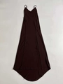 Detalle del vestido maxi de satén marrón oscuro con tirantes finos y abertura lateral - S / café