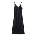 Elegantes schwarzes Satin-Midikleid mit zarter Spitze und tiefem V-Ausschnitt - XS / Schwarz