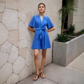 Detalle del vestido azul con cuello en V, lazo en la cintura y suaves mangas volantes - S / Azul Zafiro
