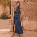 Dunkelblaues ärmelloses Denim-Maxikleid mit Bindegürtel und gestuftem Patchwork-Saum - S / Dunkelblau