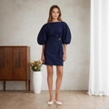 Detail van denim jurk met off-shoulder halslijn, knoopdetail en metalen knoopjes - S / Donkerblauw