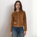Detalle de chaqueta de ante marrón con botones metálicos dorados y bolsillos con solapa - S / Marrón