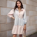 Dettaglio vestito a camicia a righe rosa e blu con gonna a balze e bottoni frontali - S / Azzurro