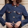 Details der Jeansjacke mit Lederkragen und goldenen Löwenkopf-Prägeknöpfen - S / Dunkelblau