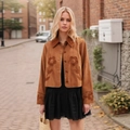 Detail der Vintage-Wildlederjacke mit floralen Applikationen und Revers-Design - S / Oberteile / Gelbbraun