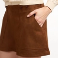 Bruine imitatiesuède korte broek met hoge taille, dubbele knopen en zakken in een herfststijl - S / Karamel