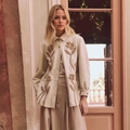 Detailansicht der beigen Wildlederjacke mit großen braunen Blumenapplikationen und Revers - S / Oberteile / Hellbraun