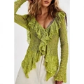 Dettaglio della camicetta in pizzo verde lime con ruches delicate e texture scollo a V - Taglia S / Top / verde-giallo