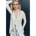 Dettaglio del cardigan in pizzo bianco con volant e foulard in seta azzurra elegante - Taglia S / Top / Bianco